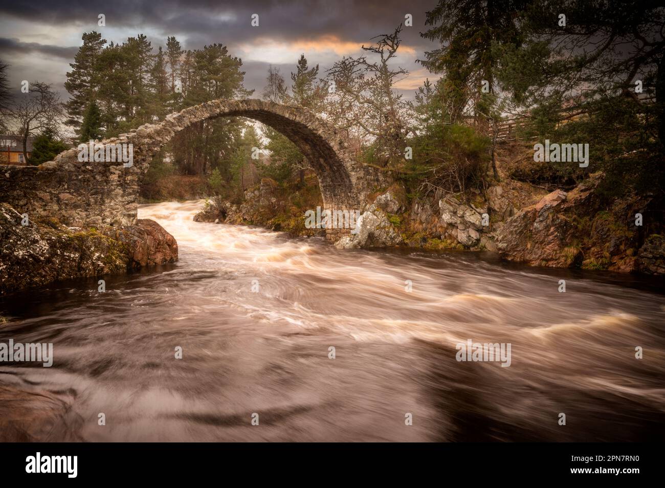 Il vecchio ponte a cavallo a Carr Bridge, ai margini del Cairngorms National Park. Si è rivelato un posto comodo per fermarsi e allungare le gambe o Foto Stock