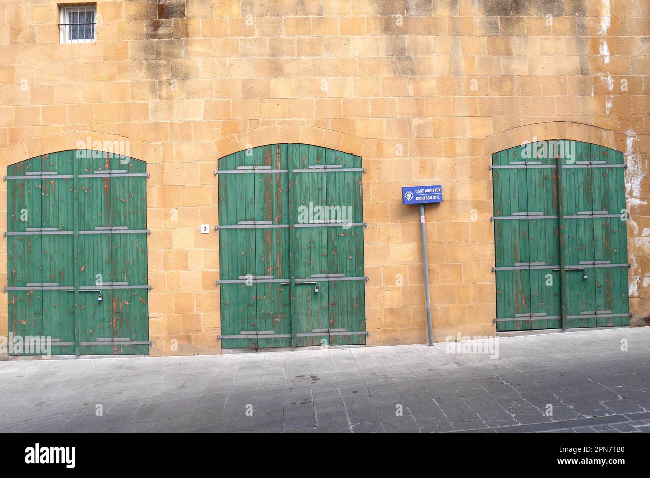 Porte di magazzino verdi, Nicosia, Repubblica di Cipro Foto Stock