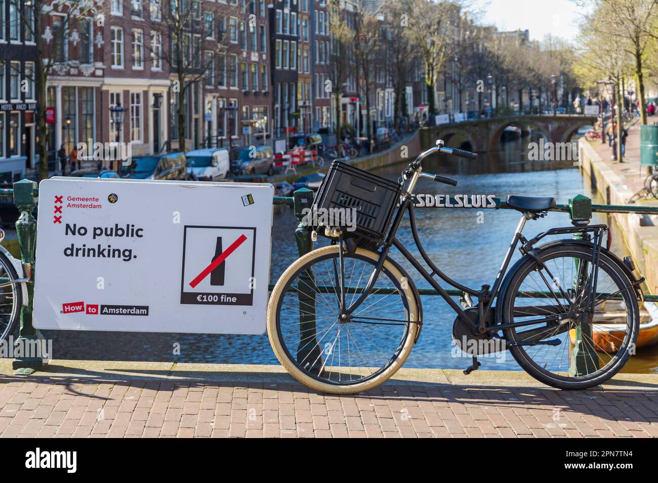 No Public drinking 100 euro fine segno sul ponte sul canale ad Amsterdam, Olanda, Paesi Bassi nel mese di aprile Foto Stock