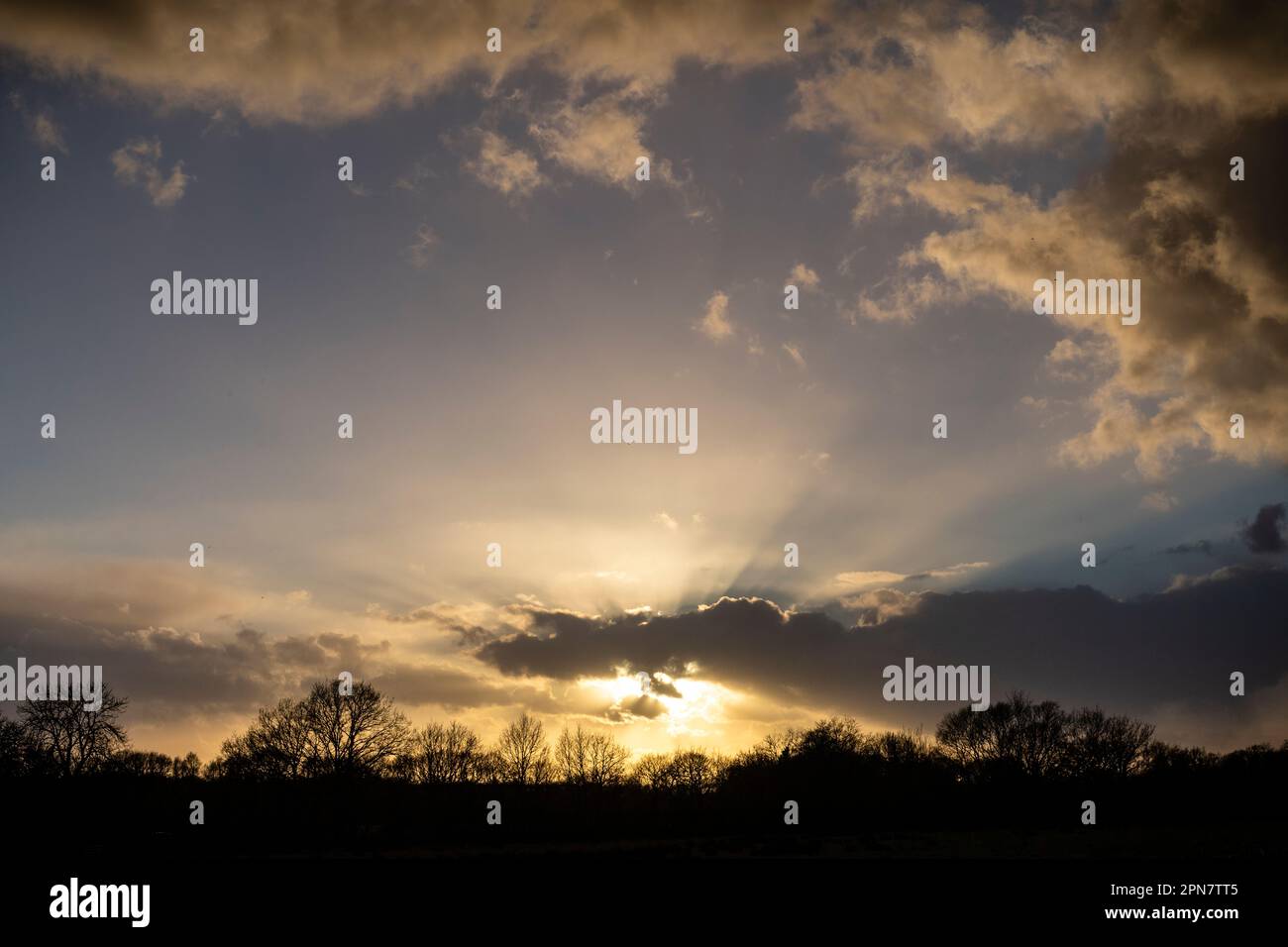 Tramonto mozzafiato nel Sussex occidentale primavera dopo una tempesta pesante Foto Stock