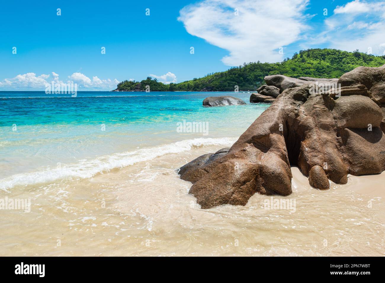 Seychelles, Isola di Mahe. Splendido paesaggio sulla spiaggia con rocce di granito. Foto Stock