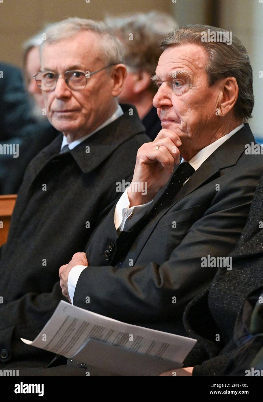 17 aprile 2023, Berlino: Horst Köhler (l), ex presidente tedesco, e Gerhard Schröder (SPD), ex cancelliere tedesco, partecipano al servizio funerario dell'ex vicepresidente del Bundestag A. Vollmer presso la vecchia chiesa parrocchiale di Pankow. Il politico e pubblicista Verde morì il 15 marzo 2023 all'età di 79 anni. Foto: Jens Kalaene/dpa Foto Stock