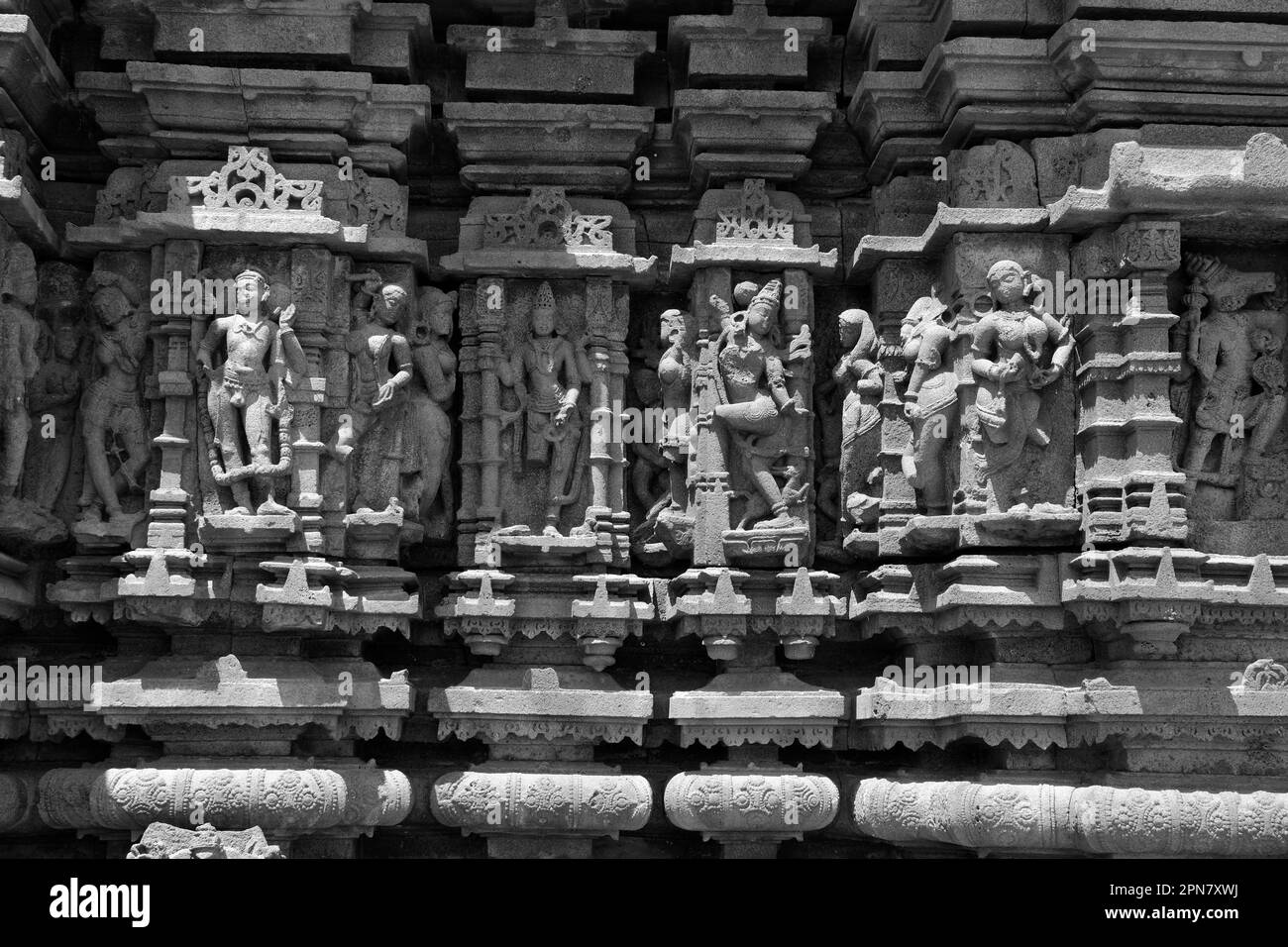 Sculture scolpite sulla parete esterna del tempio di Laxminarayana uno dei cinque templi di roccia all'interno di Dharmaveergad / Bahadurgad, Pedgaon, Taluka Shrigo Foto Stock