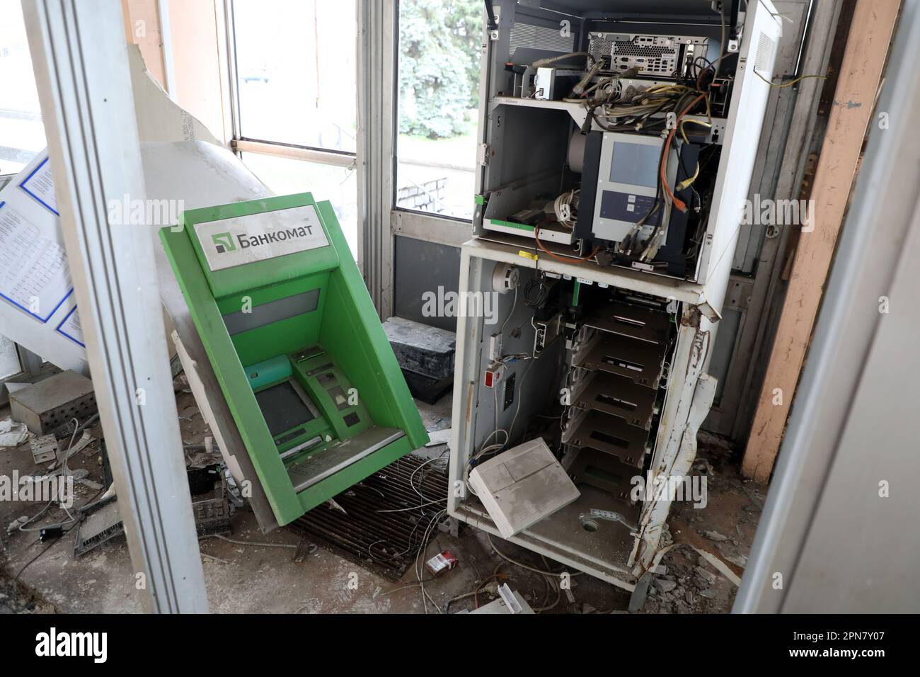 Non esclusiva: SLOVIANSK, UCRAINA - 14 APRILE 2023 - Un ATM rotto è raffigurato in una stazione degli autobus che è stato danneggiato nel bombardamento delle truppe russe in S Foto Stock