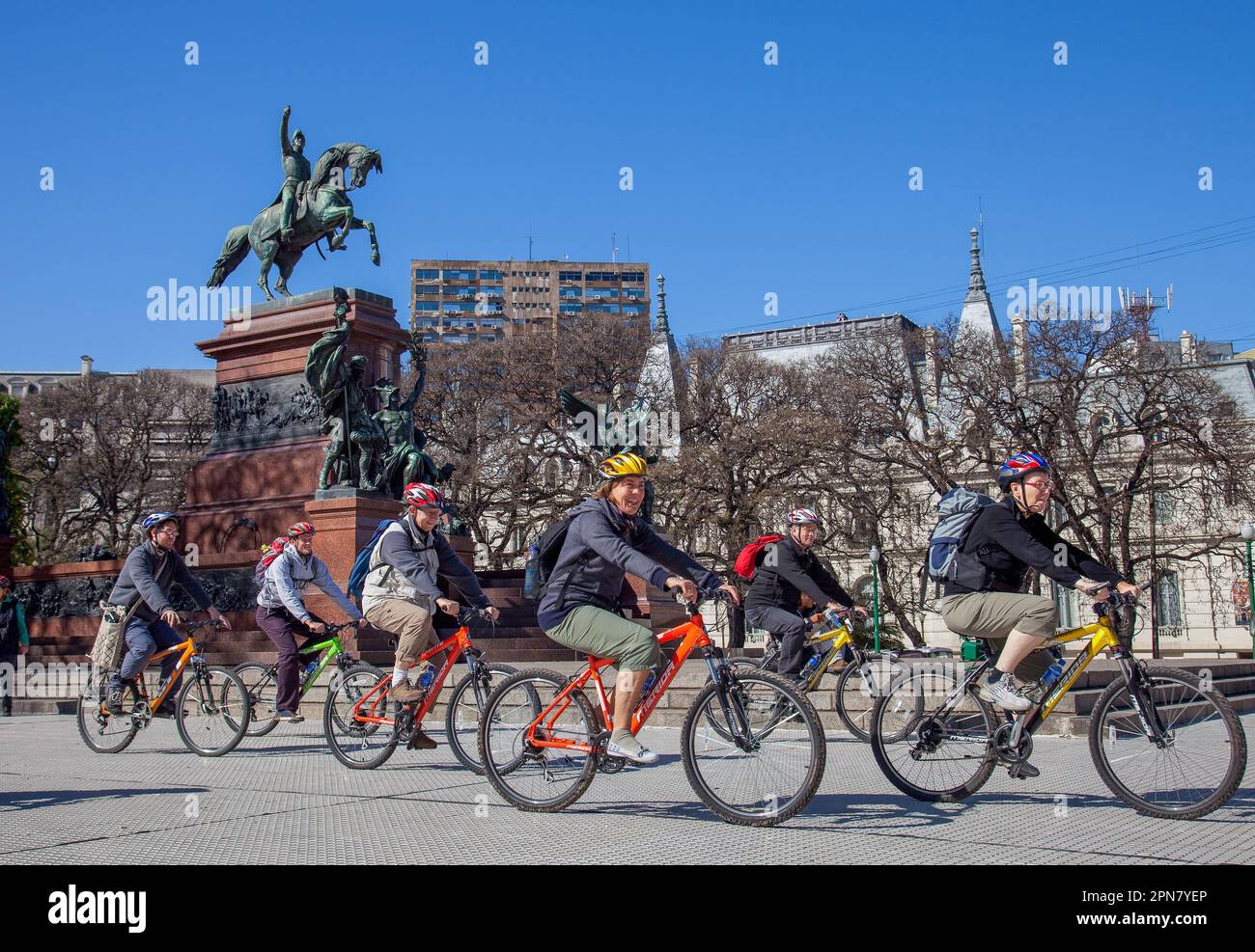 Argentina, Buenos Aires. I motociclisti passano davanti al Monumento di José de San Martín. Per i turisti vengono organizzate gite in bicicletta attraverso la città Foto Stock