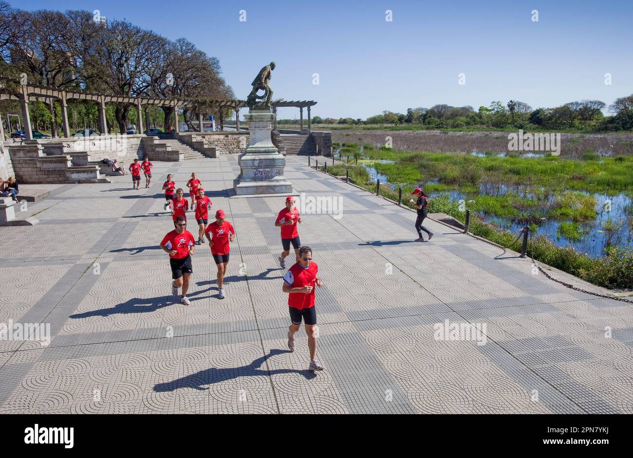 Argentina, Buenos Aires, il sabato mattina joggers a Puerto Madero passando il parco nazionale e l'area ecologica che termina nel fiume Rio de la Plata Foto Stock