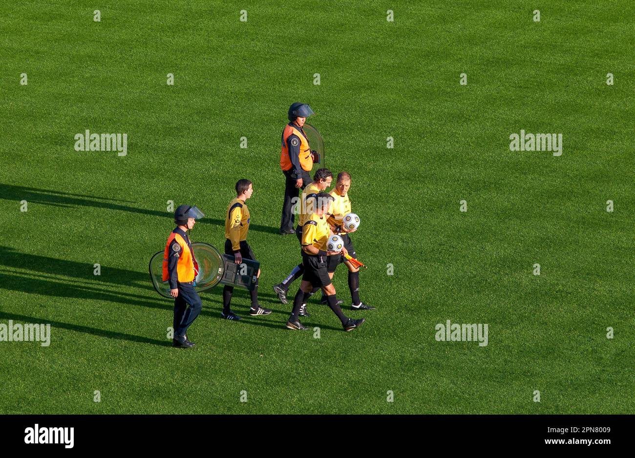 Argentina, Buenos Aires, Referee e calcio partita Boca Juniors contro Tigre. L'arbitro e i suoi linesmen sono protetti quando lasciano il campo a metà Foto Stock
