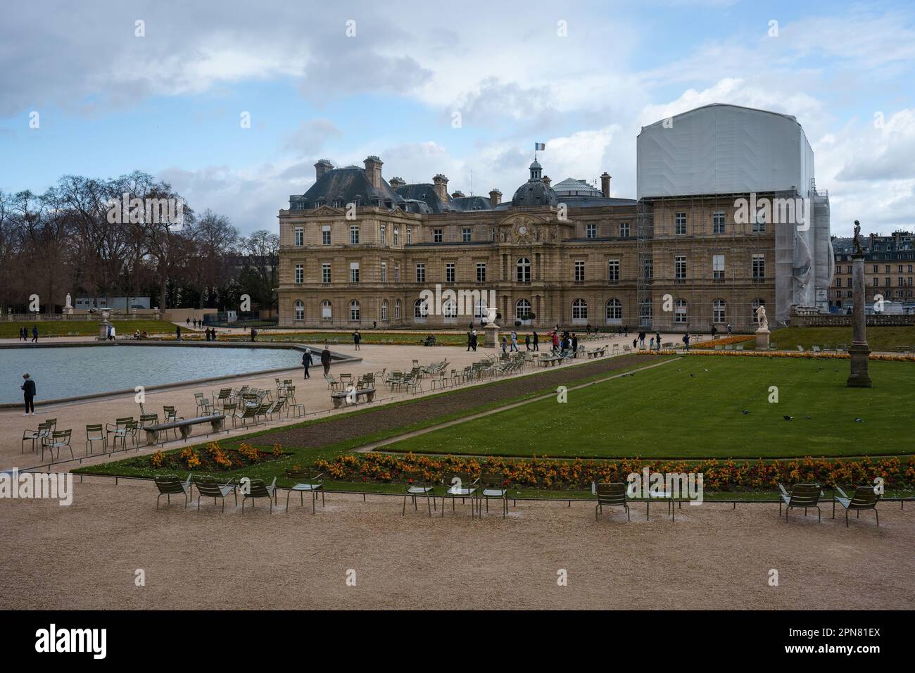 Il Palazzo di Lussemburgo nel Jardin du Luxembourg (Giardini di Lussemburgo), in parte in restauro. Parigi, Francia. Marzo 24, 2023. Foto Stock