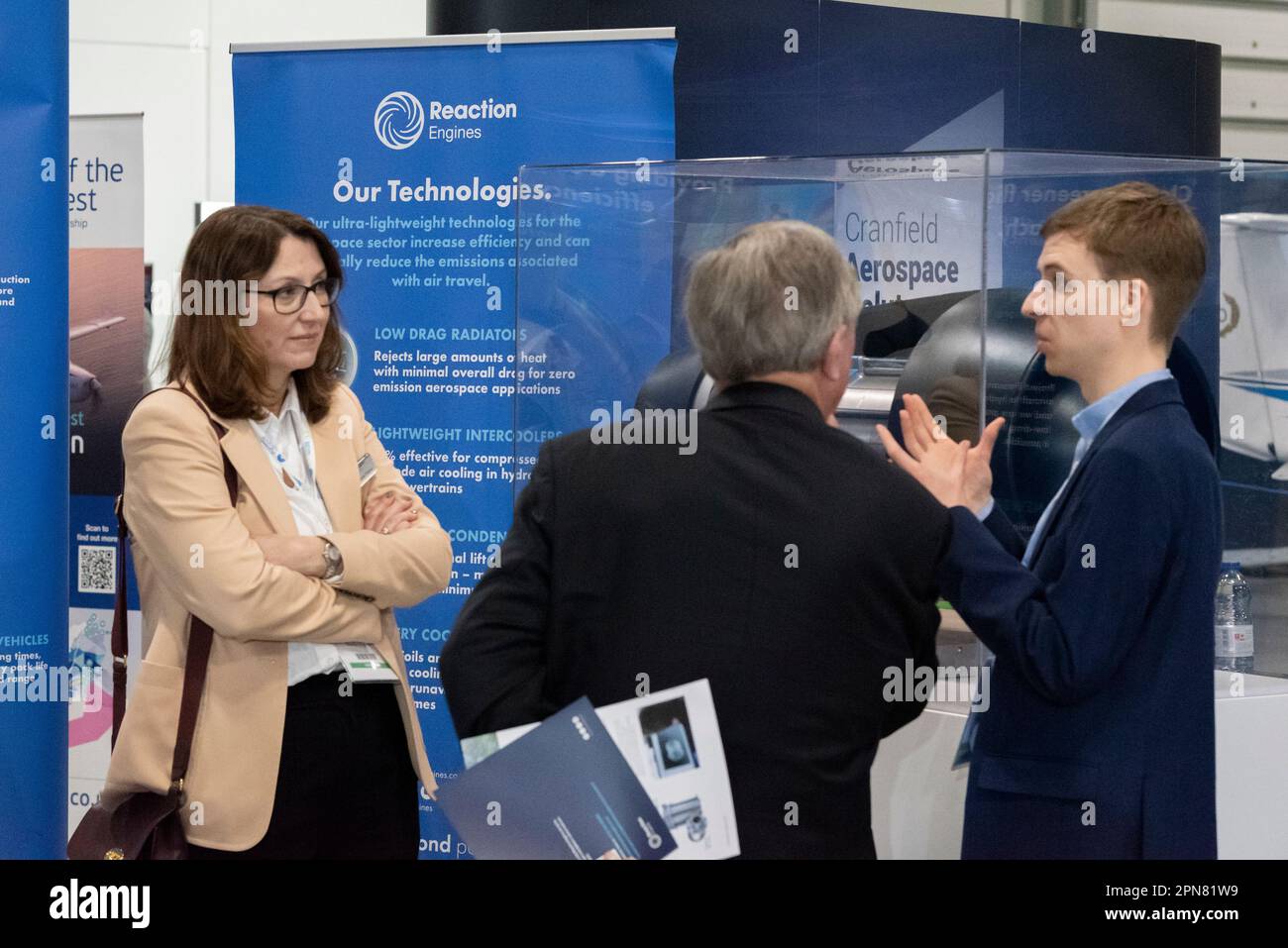 Aeroporto di Farnborough, Hampshire, Regno Unito. 17th Apr, 2023. I leader e le aziende del settore aerospaziale si sono riuniti al Farnborough International Exhibition & Conference Centre per concentrarsi sull'obiettivo di accelerare i progressi globali verso un'aviazione netta pari a zero entro il 2050. Gli altoparlanti e i display Keynote hanno evidenziato gli sviluppi nei motori elettrici e nei carburanti alternativi per sostituire i motori aerodinamici tradizionali, nonché i cambiamenti operativi per ridurre l'impatto sul clima. Supporto motori di reazione Foto Stock