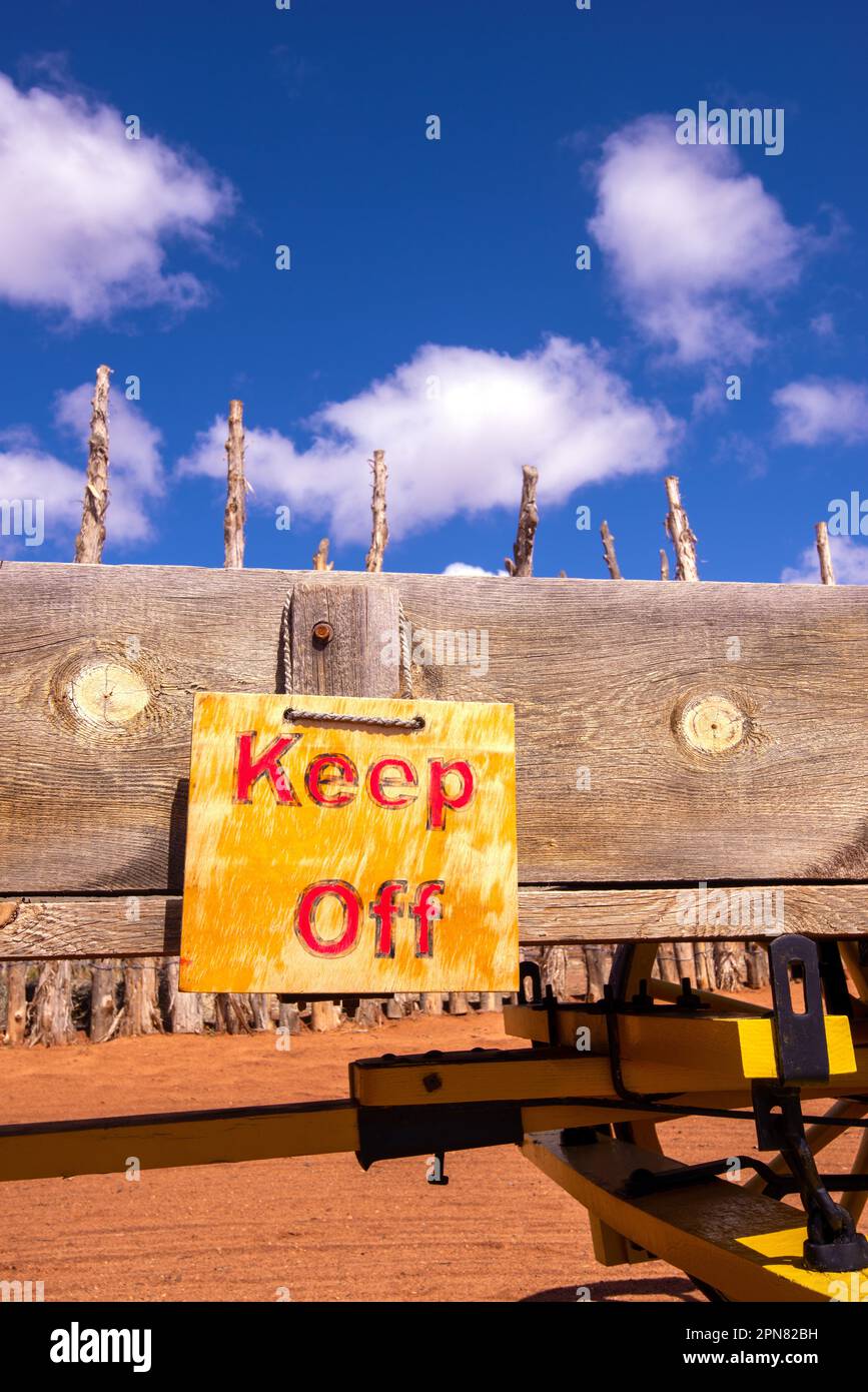 Tenere fuori segno su un vagone antico. Monumento nazionale di Pipe Springs, Arizona Foto Stock