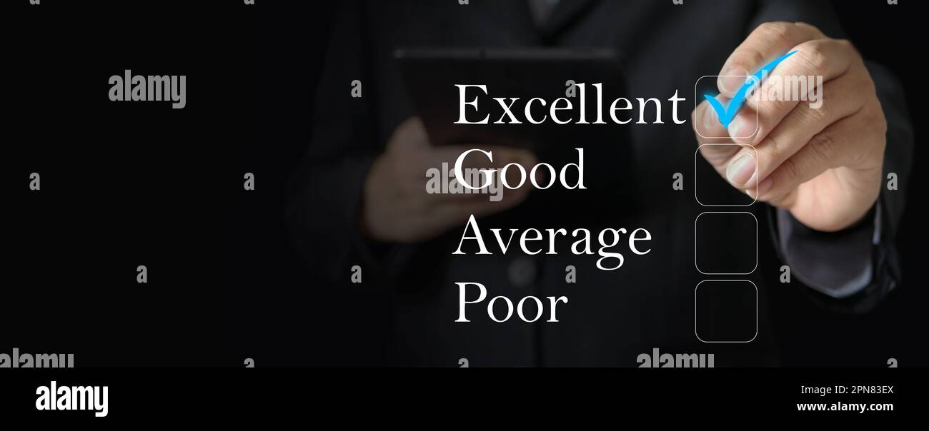 Migliorate il vostro business con prestazioni eccezionali. Un uomo d'affari contrassegna il livello 'eccellente' con un marchio corretto. Recensioni di soddisfazione del cliente per Foto Stock