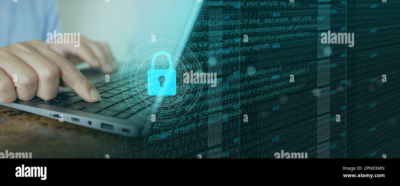 Networking protetto per la protezione dei dati: Uomo d'affari che protegge il notebook con lucchetto digitale tra cloud computing e sicurezza informatica per un'efficace da Foto Stock