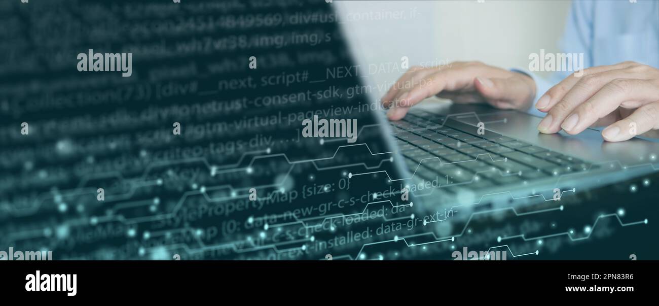 Tecnologia digitale e sviluppo software: Un software di programmazione e progettazione su un laptop con scheda a circuito stampato e JavaScript Foto Stock