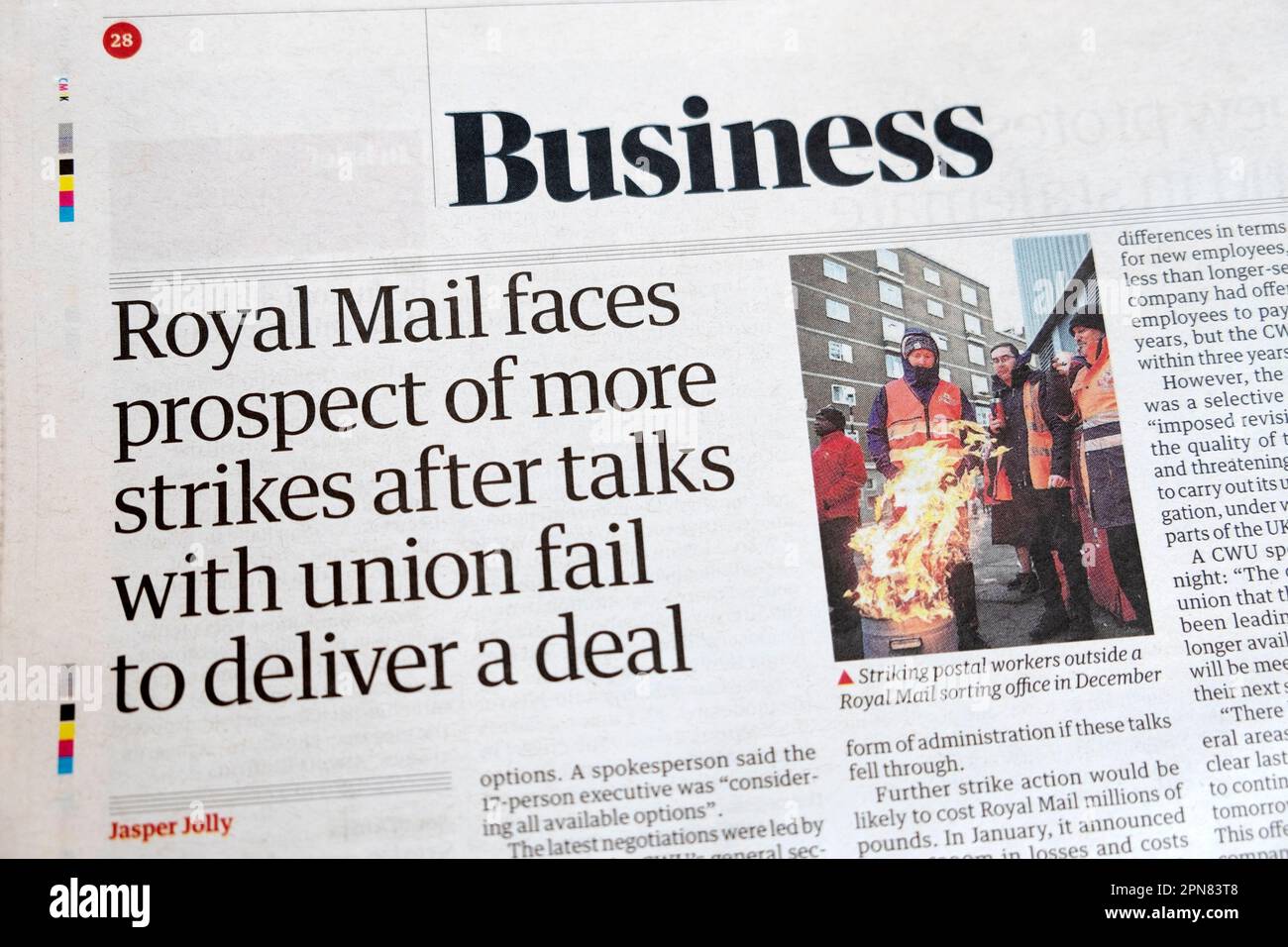 'Royal Mail affronta la prospettiva di più scioperi dopo i colloqui con Unione non riescono a consegnare un affare' Guardian giornale articolo business titolo 6 aprile 2023 Regno Unito Foto Stock