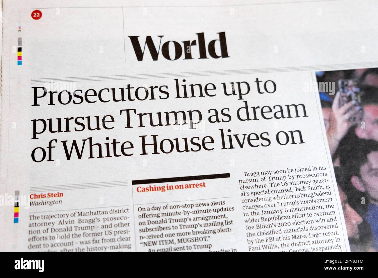 "I procuratori si allineano per perseguire Trump come sogno della Casa Bianca vive", titolo del quotidiano Guardian Donald Trump Procura articolo 2023 Londra UK Foto Stock