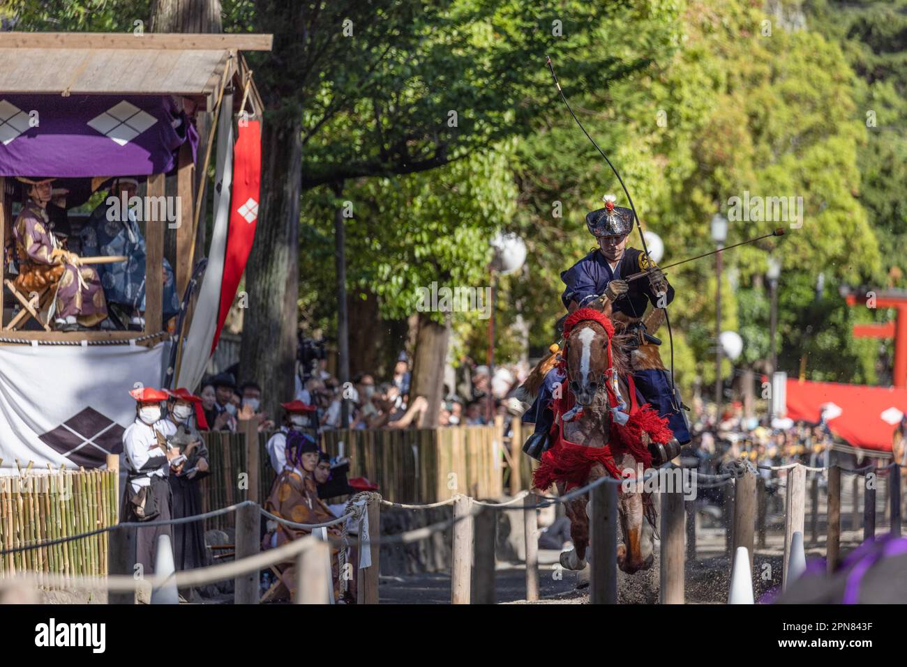 Yabusame (tiro con l'arco a cavallo giapponese) arciere prepara la sua freccia a sparare sul bersaglio durante il Kamakura Festival 65th a Kamakura. Per la prima volta dopo 4 anni, il Kamakura Festival torna, e con esso, il torneo di Yabusame (tiro con l'arco a cavallo giapponese). Yabusame è un evento sportivo le cui origini risalgono al 300 a.C. (periodo Jomon). Prima a piedi, poi da circa il 4th ° secolo, i concorrenti hanno iniziato a utilizzare i cavalli. In origine, gli arcieri sparavano frecce in duelli l'uno contro l'altro. Oggi vengono utilizzati i target. Foto Stock