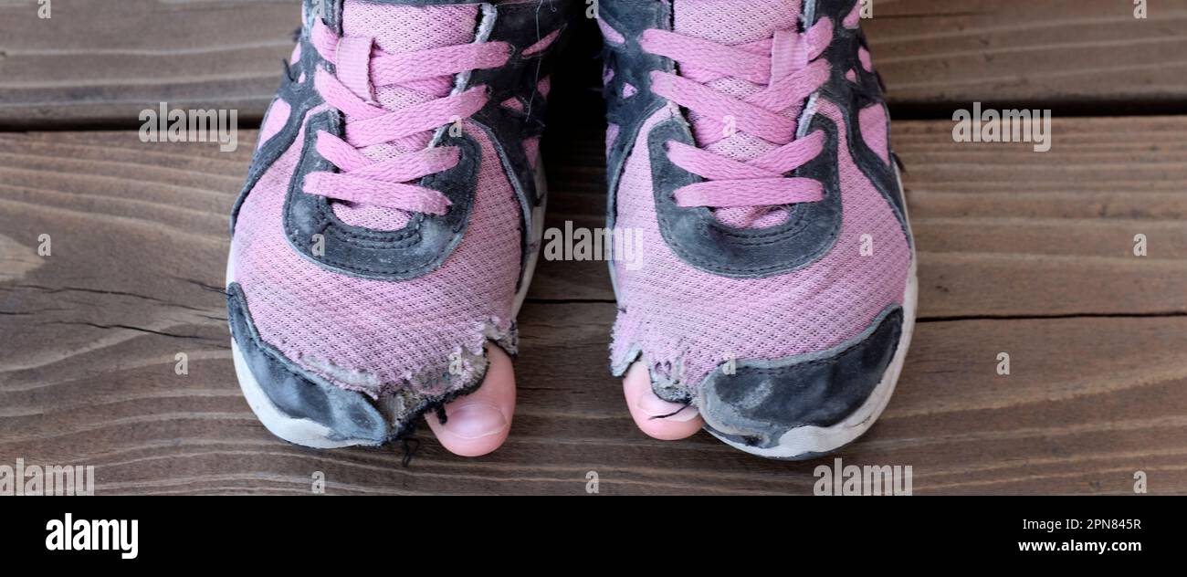 Vecchie scarpe logore con buchi e dita dei piedi senza tetto Foto stock -  Alamy