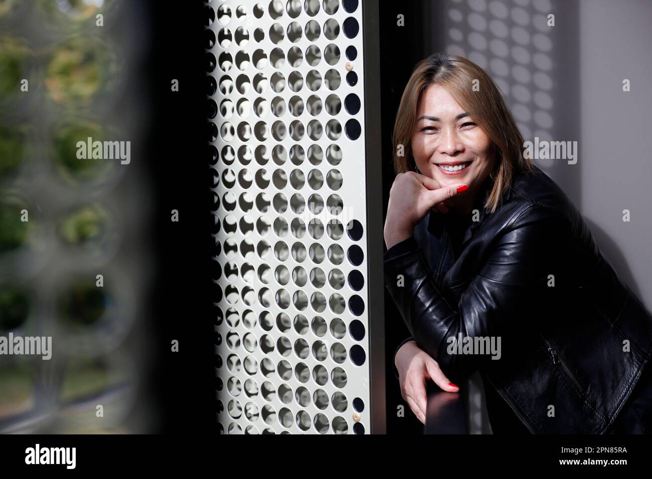 Ritratto di giovane donna sorridente. Foto Stock