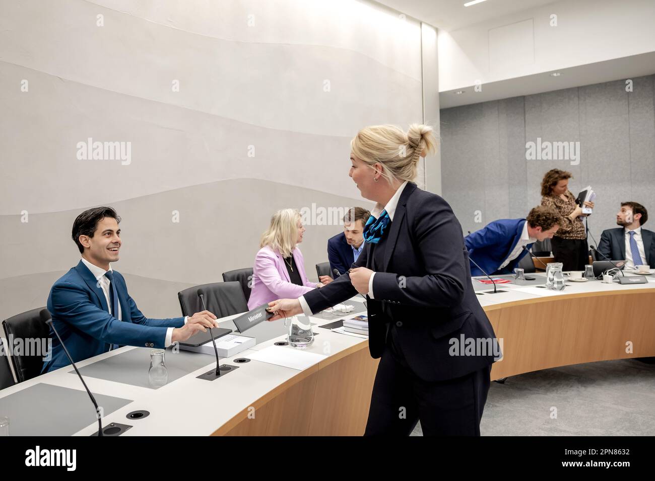 L'AIA - il Ministro Rob Jetten (clima ed energia) durante un dibattito con la Camera dei rappresentanti su come i politici vogliono raggiungere gli obiettivi climatici del 2030. ANP ROBIN VAN LONKHUIJSEN olanda fuori - belgio fuori Foto Stock