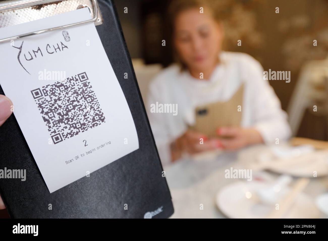 Pranzo. Ristorante dim sum al vapore a Chinatown. Codice QR per il menu. Singapore. Foto Stock