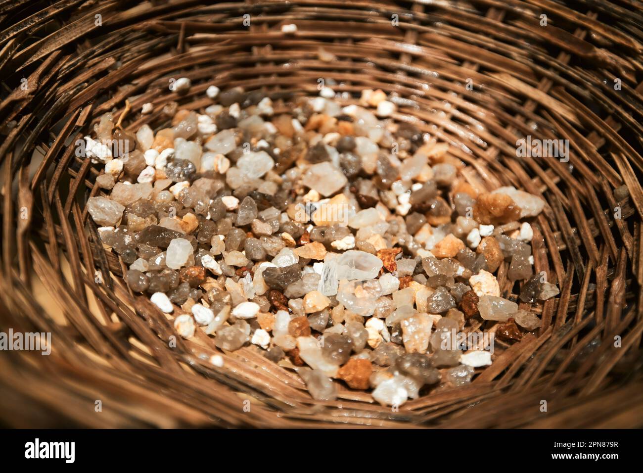 Gemostones trovato nella miniera di Moonstone in Sri Lanka. Questa gemme è successivamente processata per fare i monili. Foto Stock