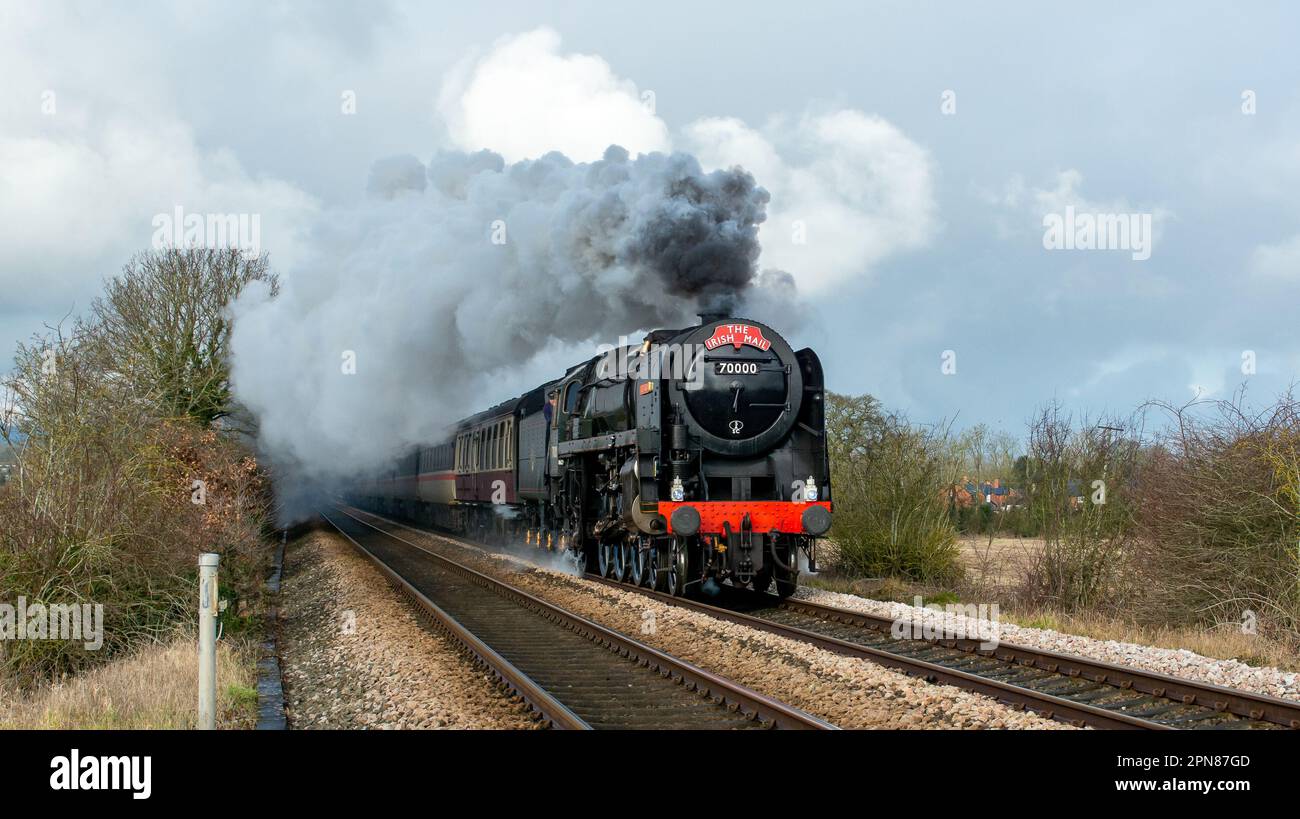 Treno a vapore Britannia 70000 che attraversa Shropshire Foto Stock