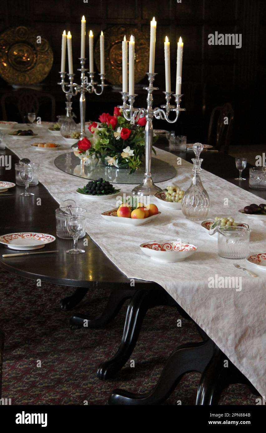 Una disposizione classica per un grande tavolo da pranzo. Foto Stock