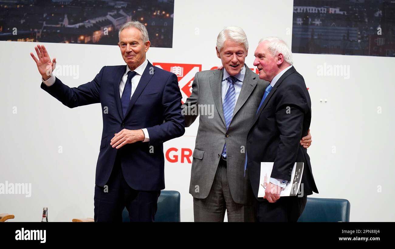 (Da sinistra a destra) Sir Tony Blair, l'ex presidente degli Stati Uniti Bill Clinton e l'ex Taoiseach Bertie Ahern sul palco durante la conferenza internazionale di tre giorni alla Queen's University Belfast in occasione del 25th° anniversario dell'accordo Belfast/Venerdì Santo. Data immagine: Lunedì 17 aprile 2023. Foto Stock