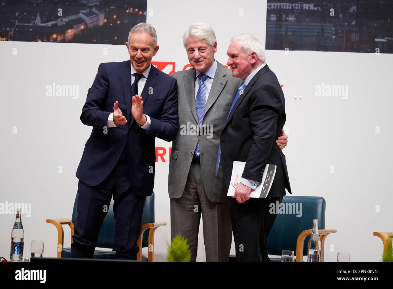 (Da sinistra a destra) Sir Tony Blair, l'ex presidente degli Stati Uniti Bill Clinton e l'ex Taoiseach Bertie Ahern sul palco durante la conferenza internazionale di tre giorni alla Queen's University Belfast in occasione del 25th° anniversario dell'accordo Belfast/Venerdì Santo. Data immagine: Lunedì 17 aprile 2023. Foto Stock