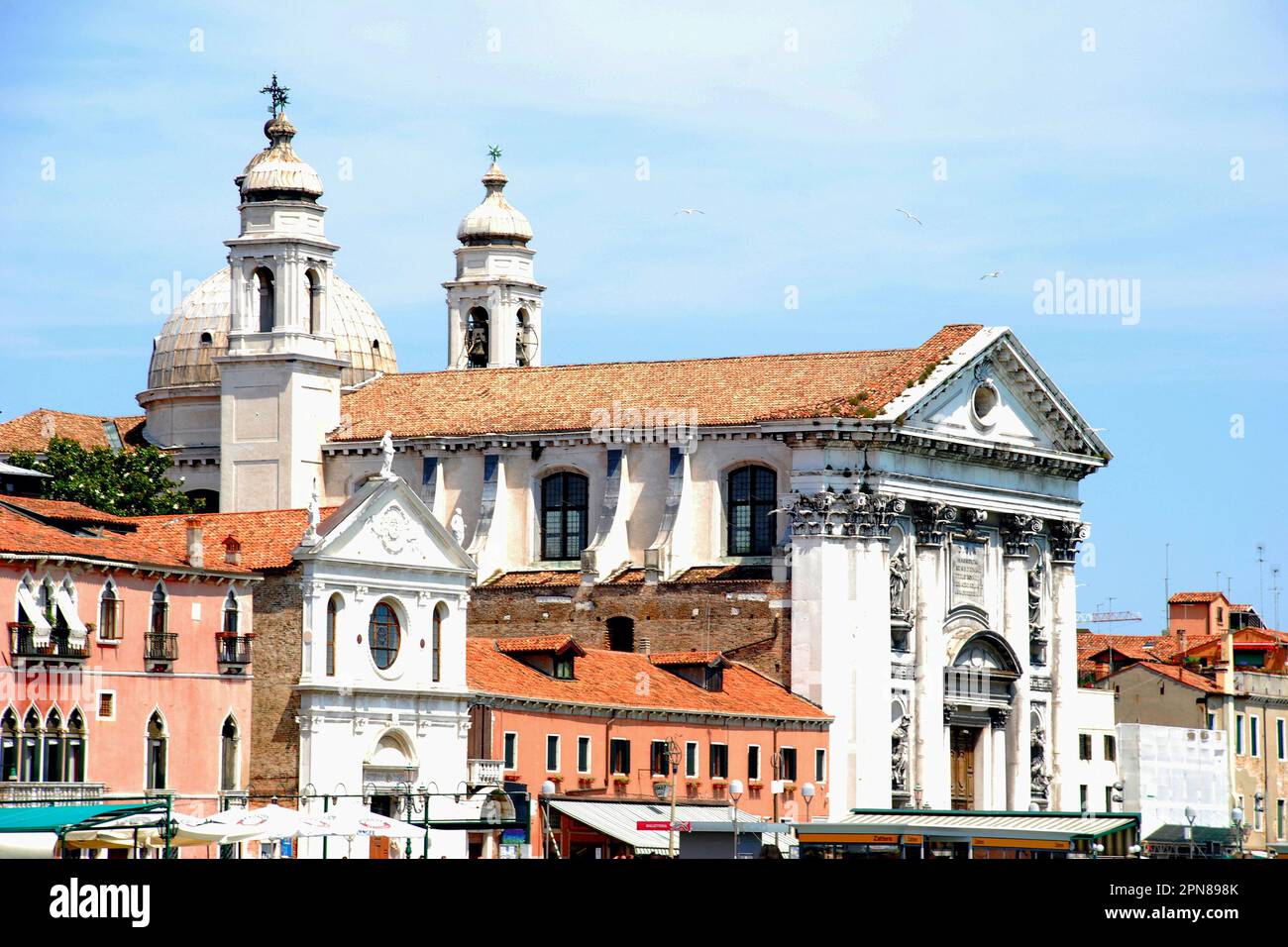 Edifici colorati sul Canal grande, Venezia, città metropolitana di Venezia, regione Veneto, Italia, Europa Foto Stock