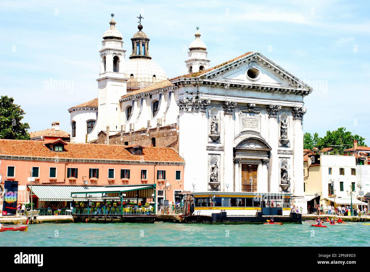 Edifici colorati sul Canal grande, Venezia, città metropolitana di Venezia, regione Veneto, Italia, Europa Foto Stock
