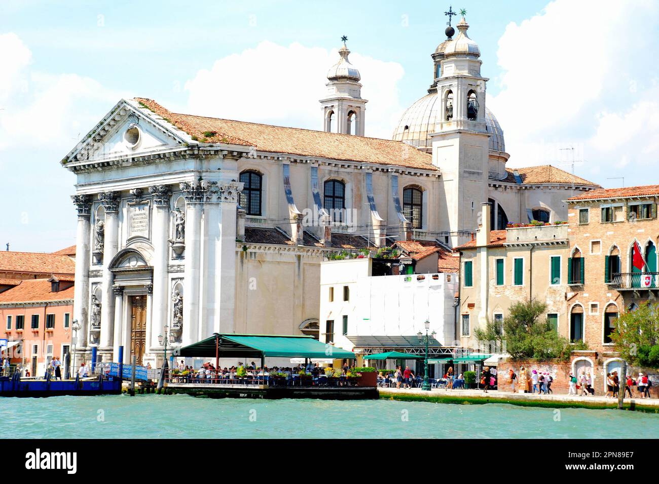 Edifici colorati sul Canal grande, Venezia, città metropolitana di Venezia, regione Veneto, Italia, Europa Foto Stock