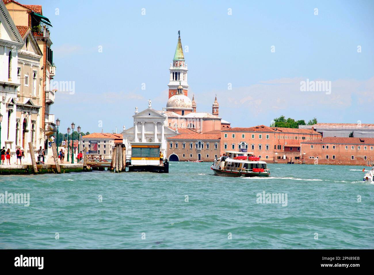 Edifici colorati sul Canal grande, Venezia, città metropolitana di Venezia, regione Veneto, Italia, Europa Foto Stock
