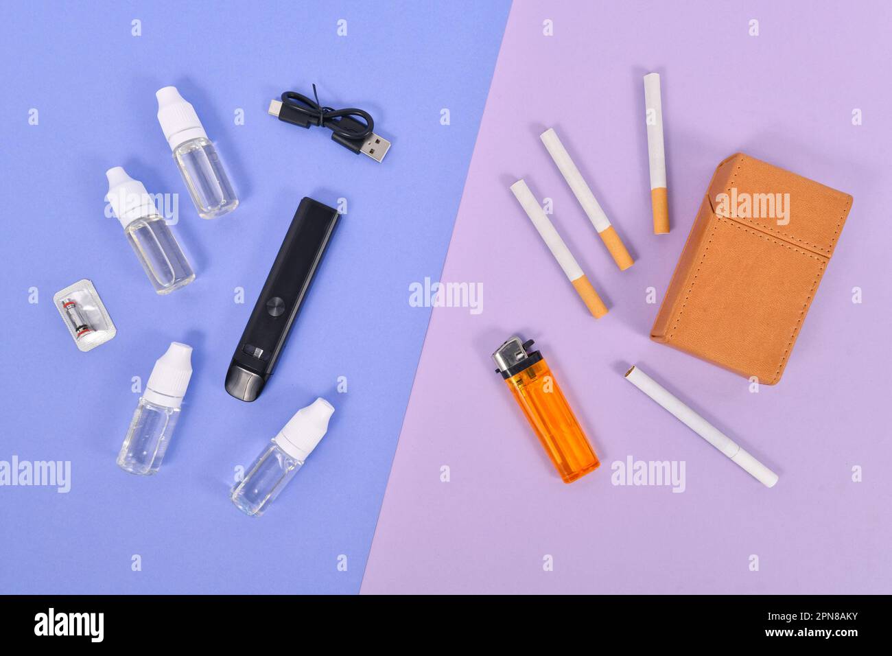 Confronto tra sigaretta elettronica e vera con utensili Foto Stock