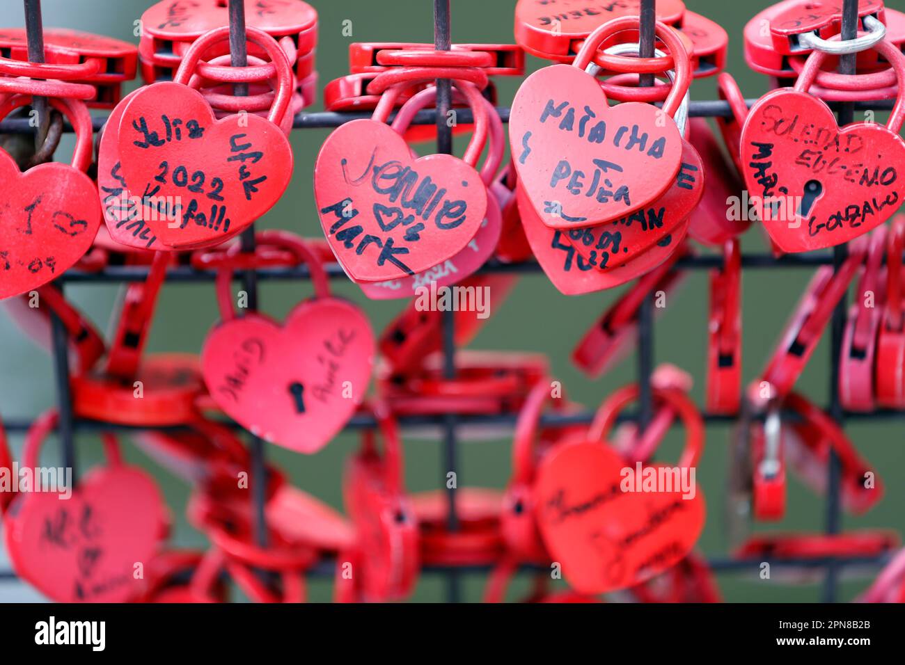 Rosso cuore amore armadietto sul ponte. Simbolo dell'amore. San Valentino. Alsazia. Francia. Foto Stock