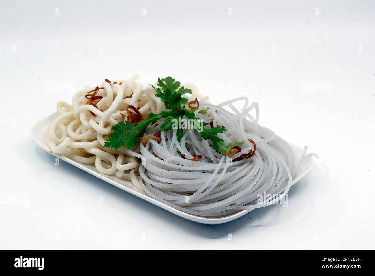 Cucina asiatica. Tagliatelle per Viernam hot pot con carne e tagliatelle. Foto Stock