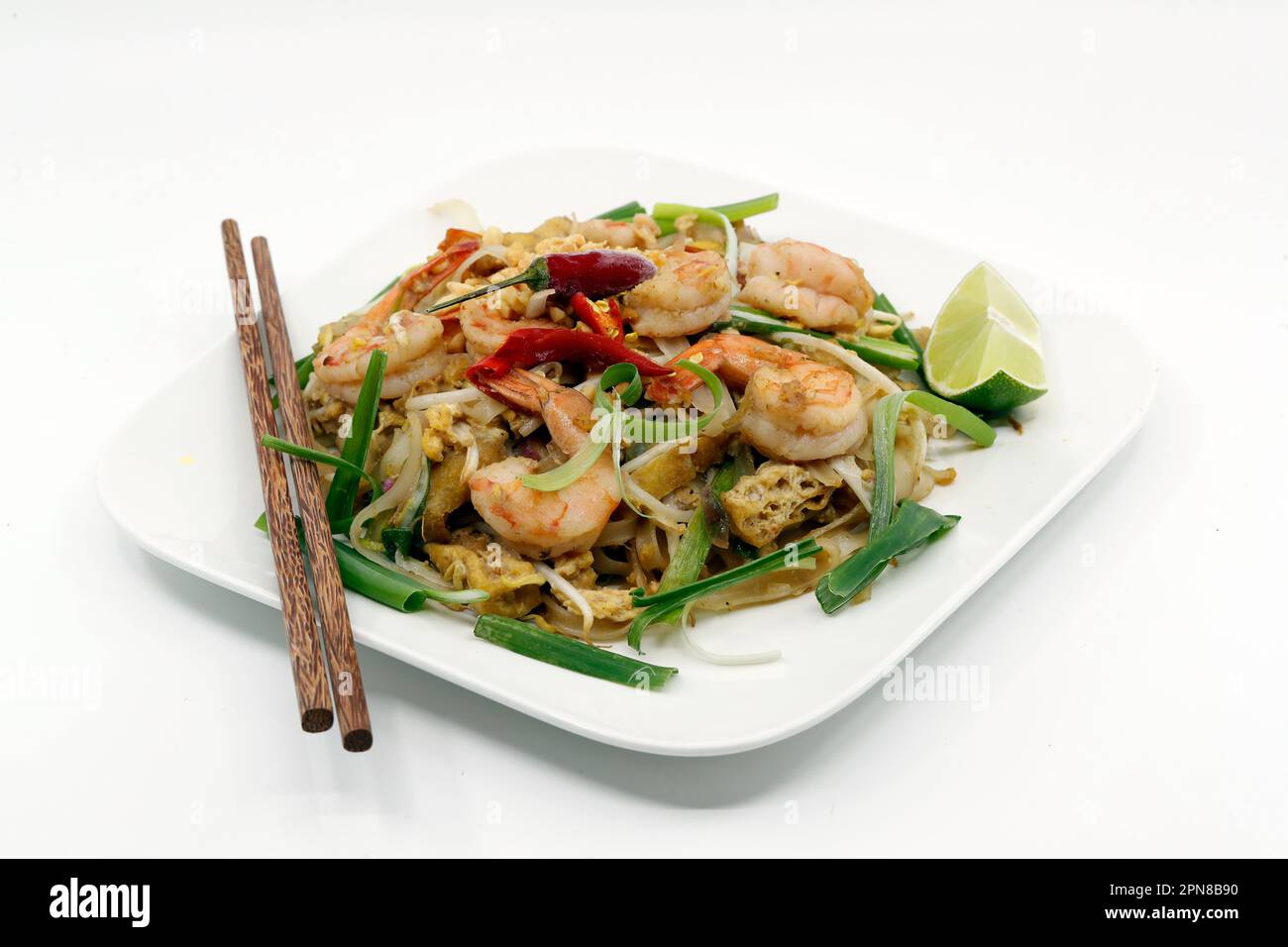 Il classico piatto tailandese Pad Thai, composto da tagliatelle fritte con gamberi, germogli di fagioli, tofu fritto, arachidi schiacciate e cipolla. Foto Stock