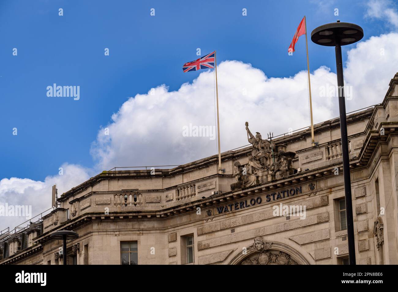 LONDRA - 20 maggio 2022: L'ingresso principale della stazione ferroviaria di Waterloo è decorato con due bandiere: Union Jack e British Rail. Foto Stock