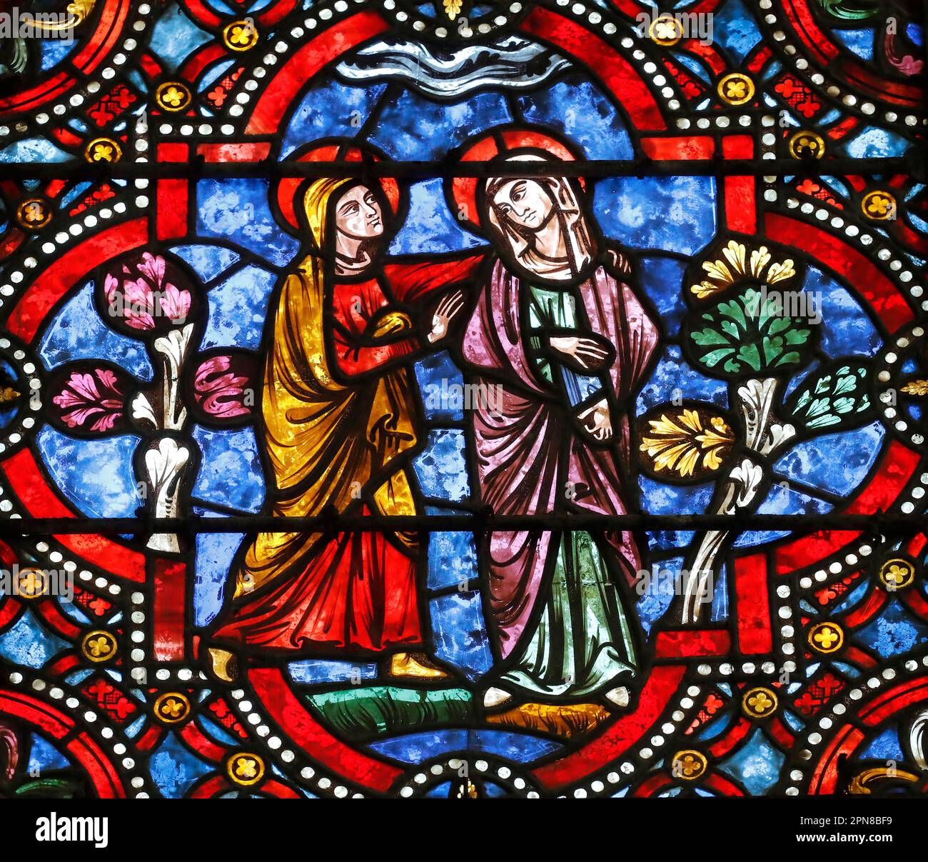 Cattedrale di Auxerre. Vetro colorato. La Visitazione della Beata Vergine Maria è la visita di Maria con Elisabetta, come riportato nel Vangelo di Luca. A. Foto Stock