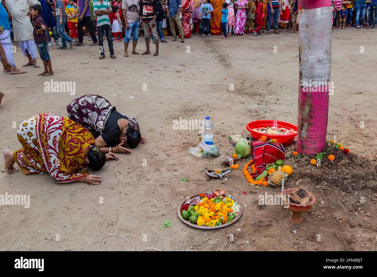 Charak Puja è uno dei festival religiosi tradizionali. In questa puja, pende sull'albero di Charak con un barashi legato intorno alla sua schiena. Foto Stock