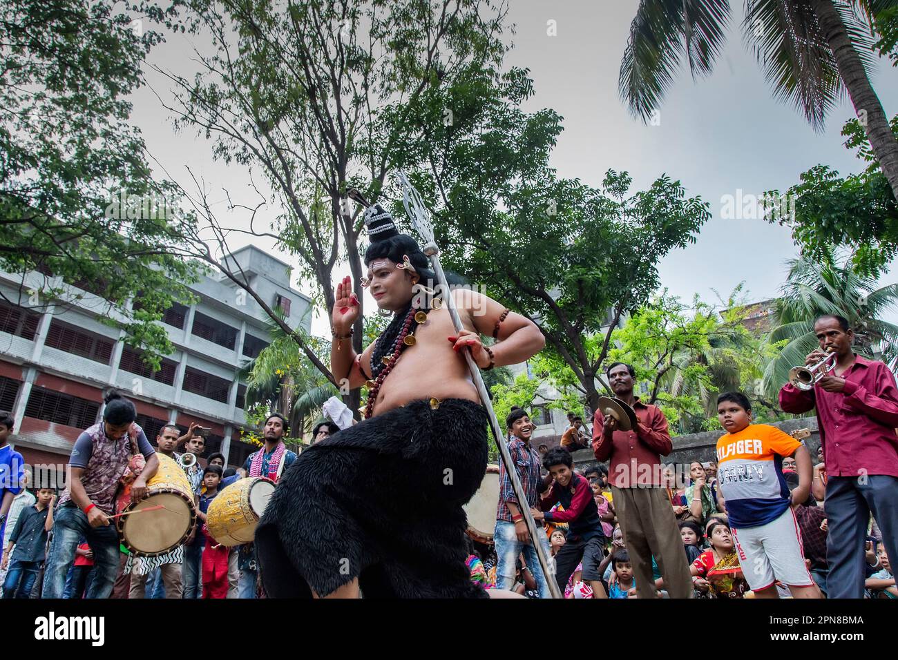 Charak Puja è uno dei festival religiosi tradizionali. In questa puja, pende sull'albero di Charak con un barashi legato intorno alla sua schiena. Foto Stock