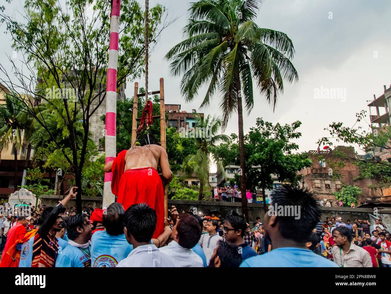 Charak Puja è uno dei festival religiosi tradizionali. In questa puja, pende sull'albero di Charak con un barashi legato intorno alla sua schiena. Foto Stock