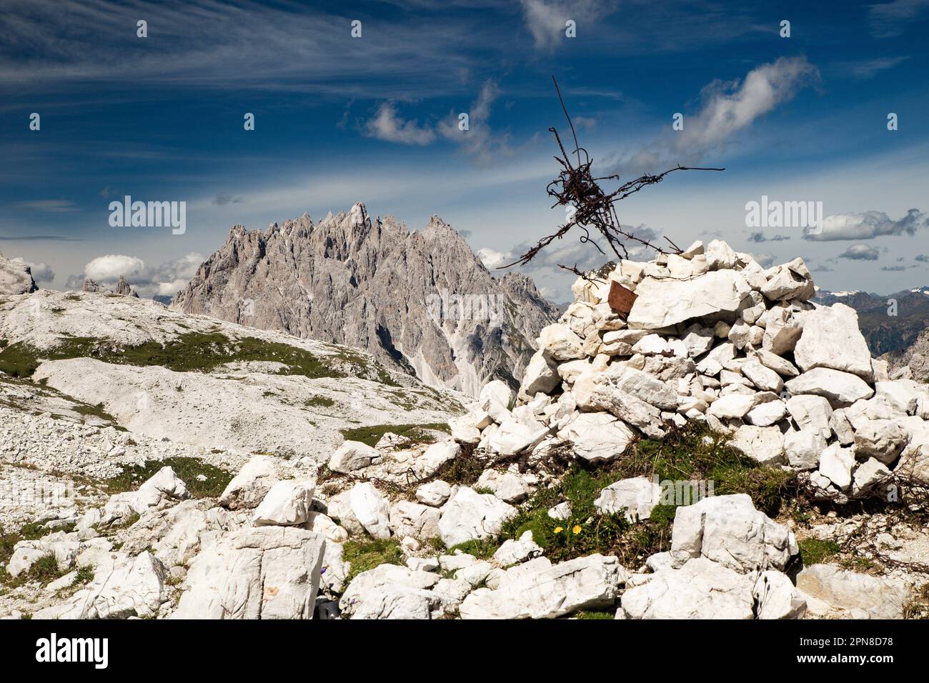 Dolomiti di Sesto Rocca dei Baranci vista dal passo dell'alpe mattina val campo di dentro. Residui grande guerra Foto Stock