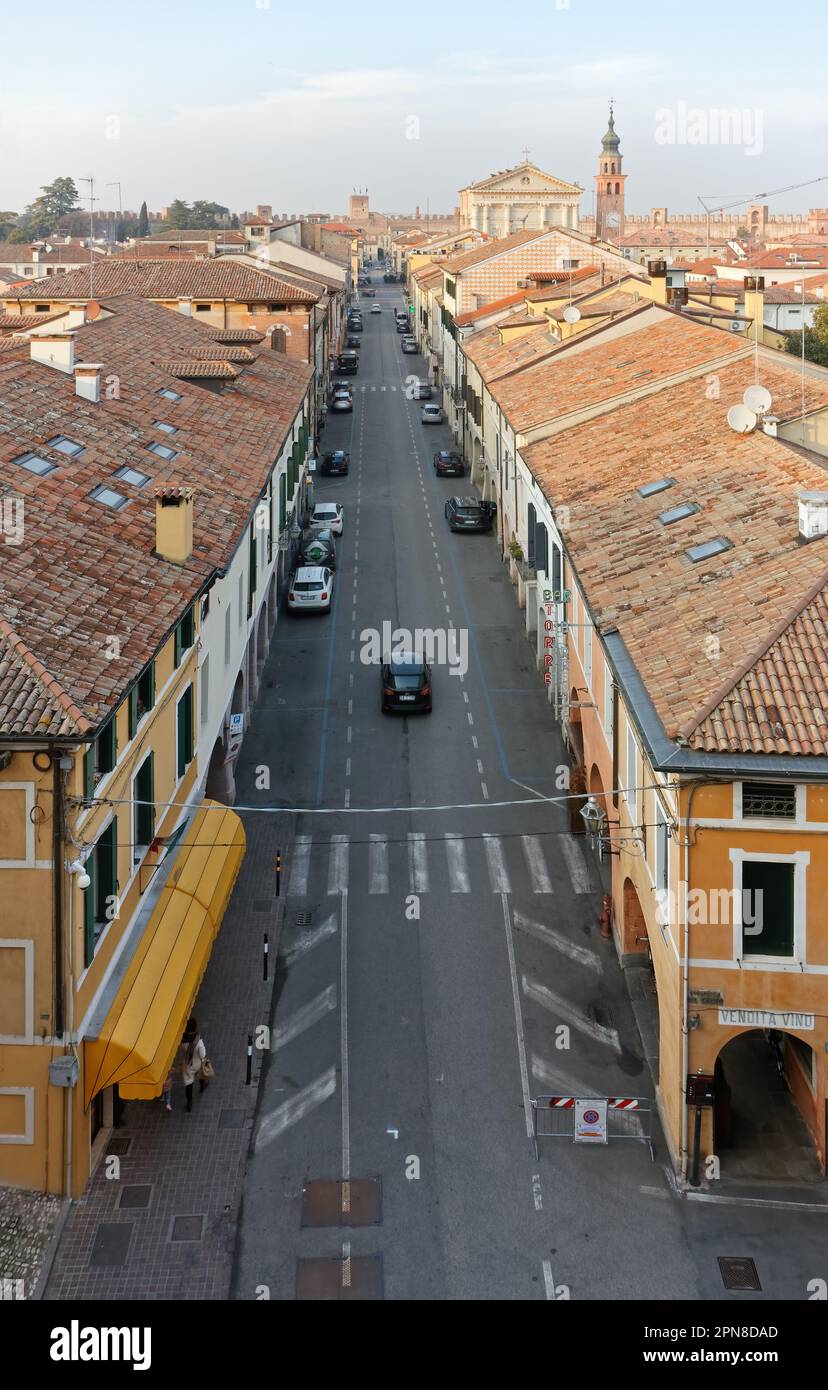 CITTADELLA, Italia -. 20 febbraio 2023: Via Garibaldi vista dalle mura storiche della città a piedi , con la cattedrale sullo sfondo Foto Stock