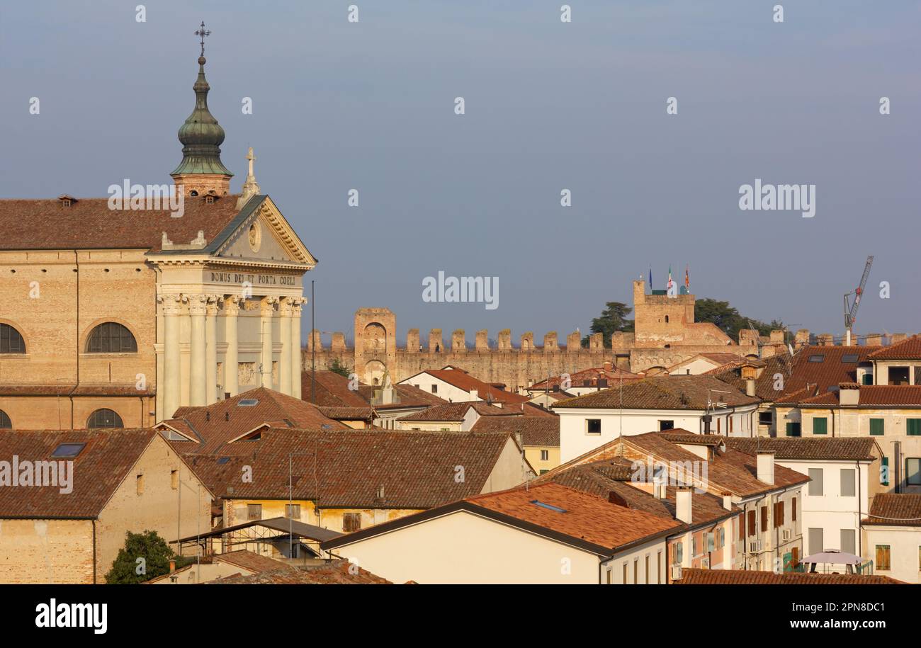 Skyline della città di Cittadella, in Veneto, Italia, con la chiesa in primo piano e le mura medievali sullo sfondo Foto Stock