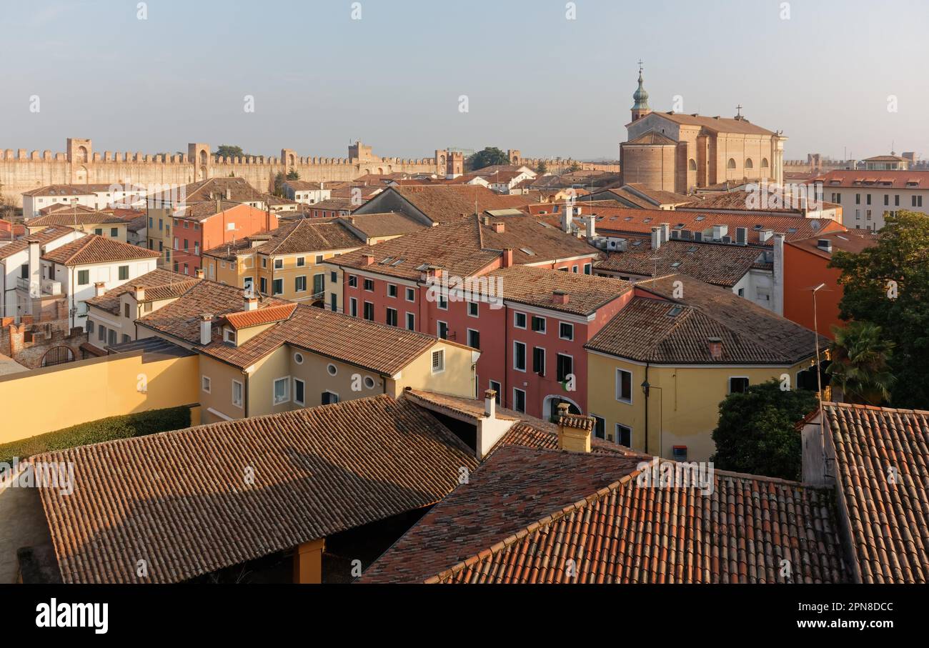 Città di Cittadella, Italia, vista dalle sue mura medievali Foto Stock