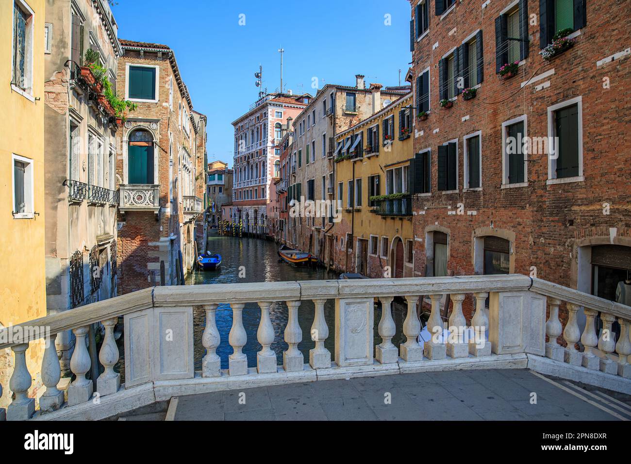 Strada laterale nella città lagunare di Venezia, Italia Foto Stock