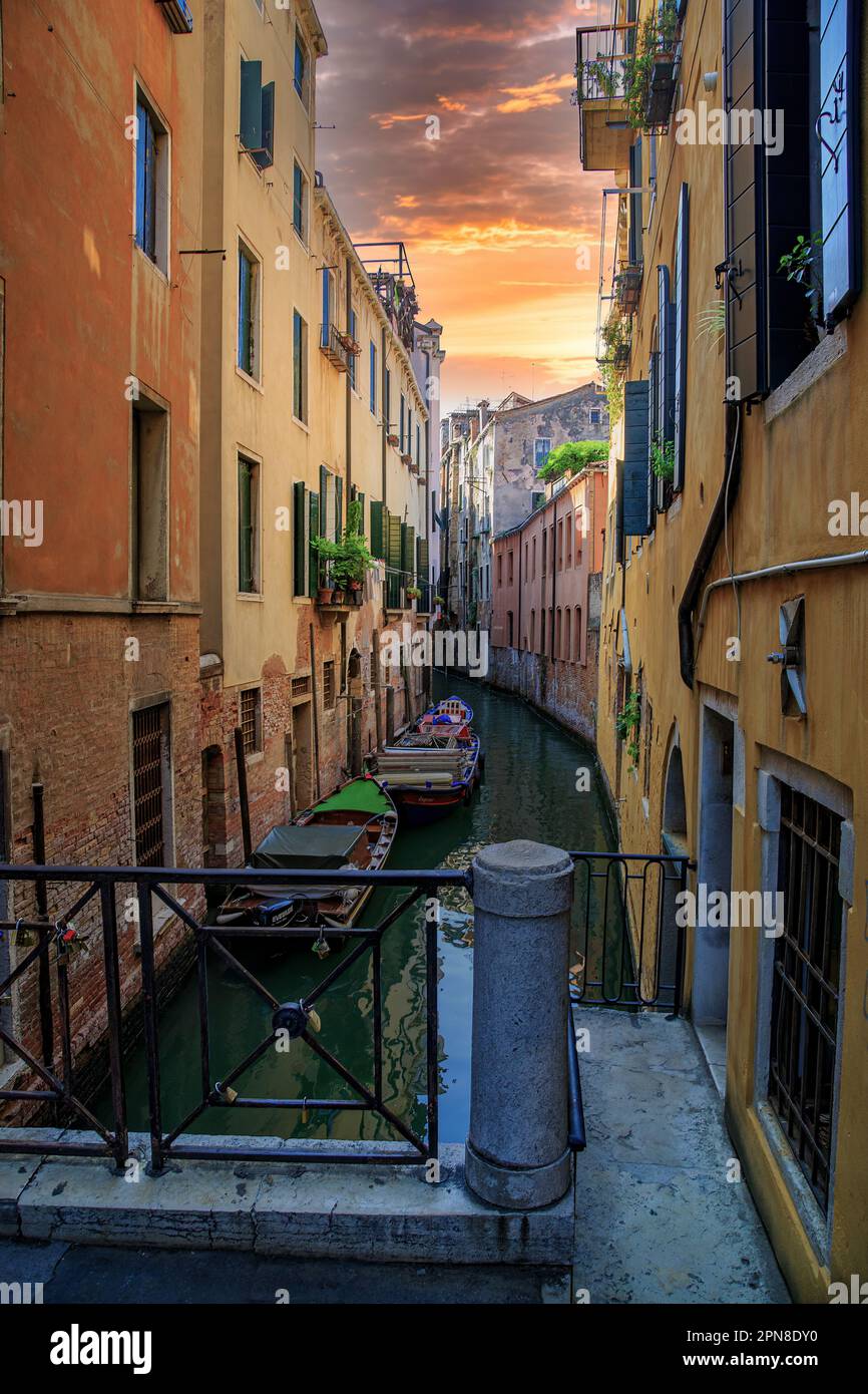 Strada laterale nella città lagunare di Venezia, Italia Foto Stock