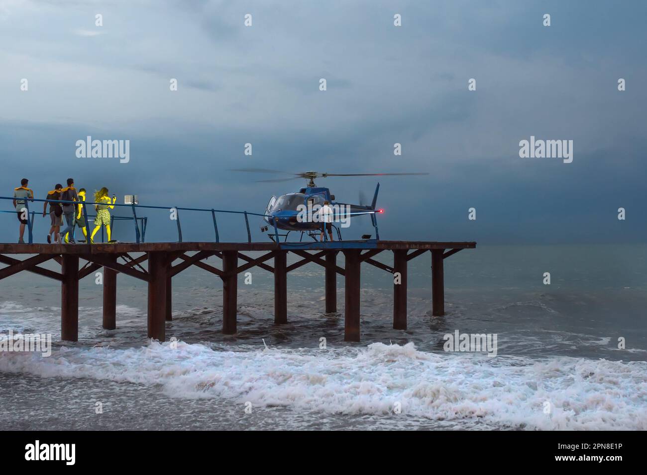 I soccorritori si dirigono verso un elicottero, in una galera. Notte Foto Stock