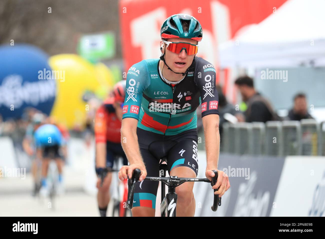 Alpach, Austria. 17th aprile 2023: Alpach, Austria: 2023 UCI Tour delle Alpi Road Cycling Race, prima tappa da Rattenberg ad Alpbach; Russo Aleksandr Vlasov (RUS) Credit: Action Plus Sports Images/Alamy Live News Foto Stock